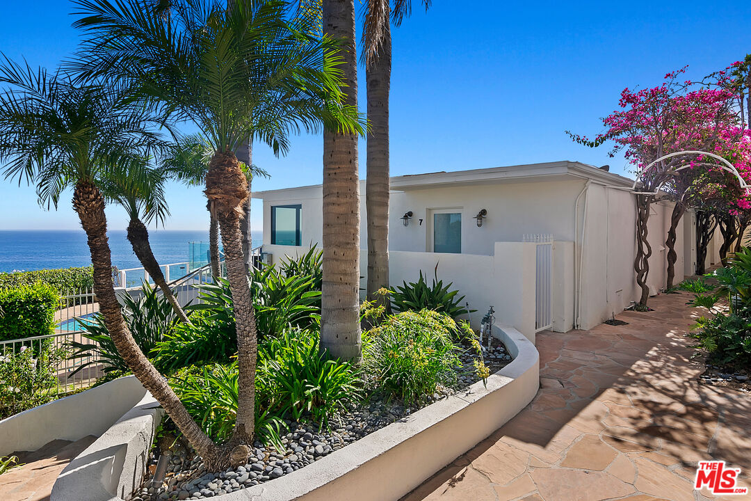 The Holiday House Motel