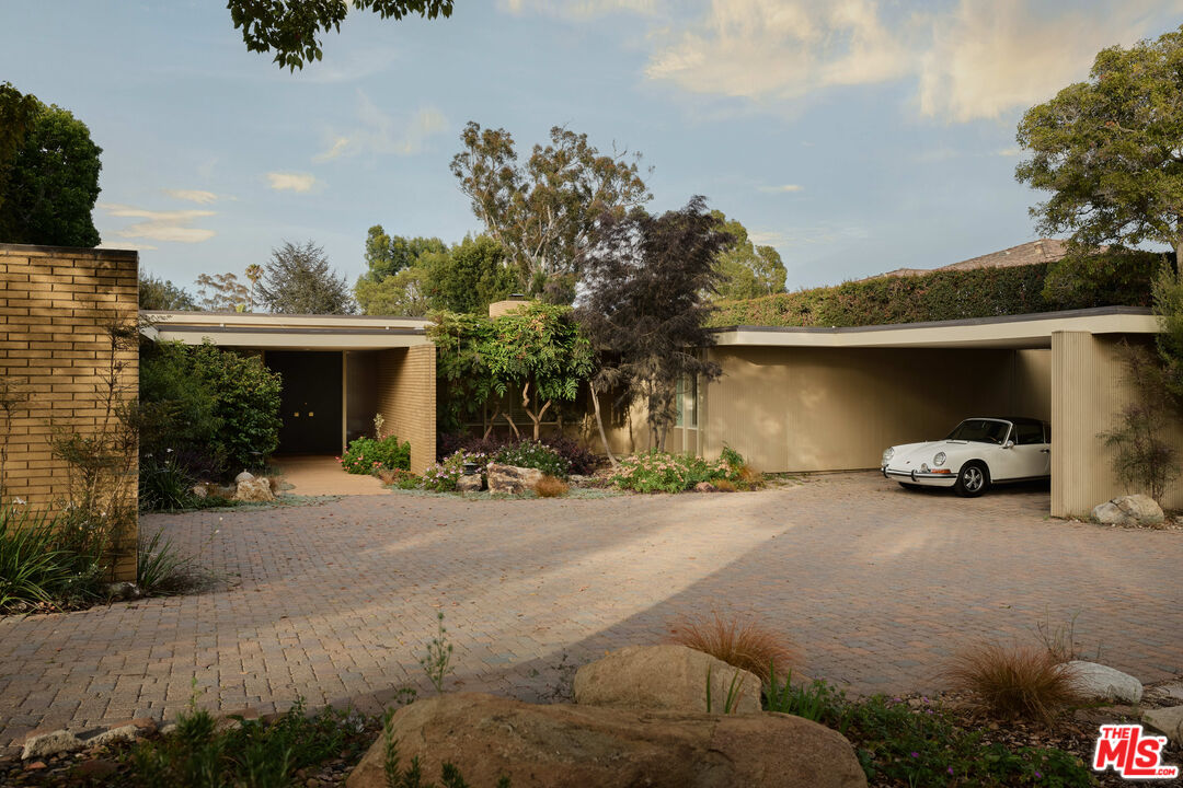The Borun House and Garden