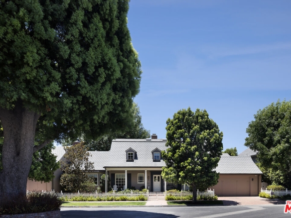 The Carl D & Carolyn DeVries Residence II