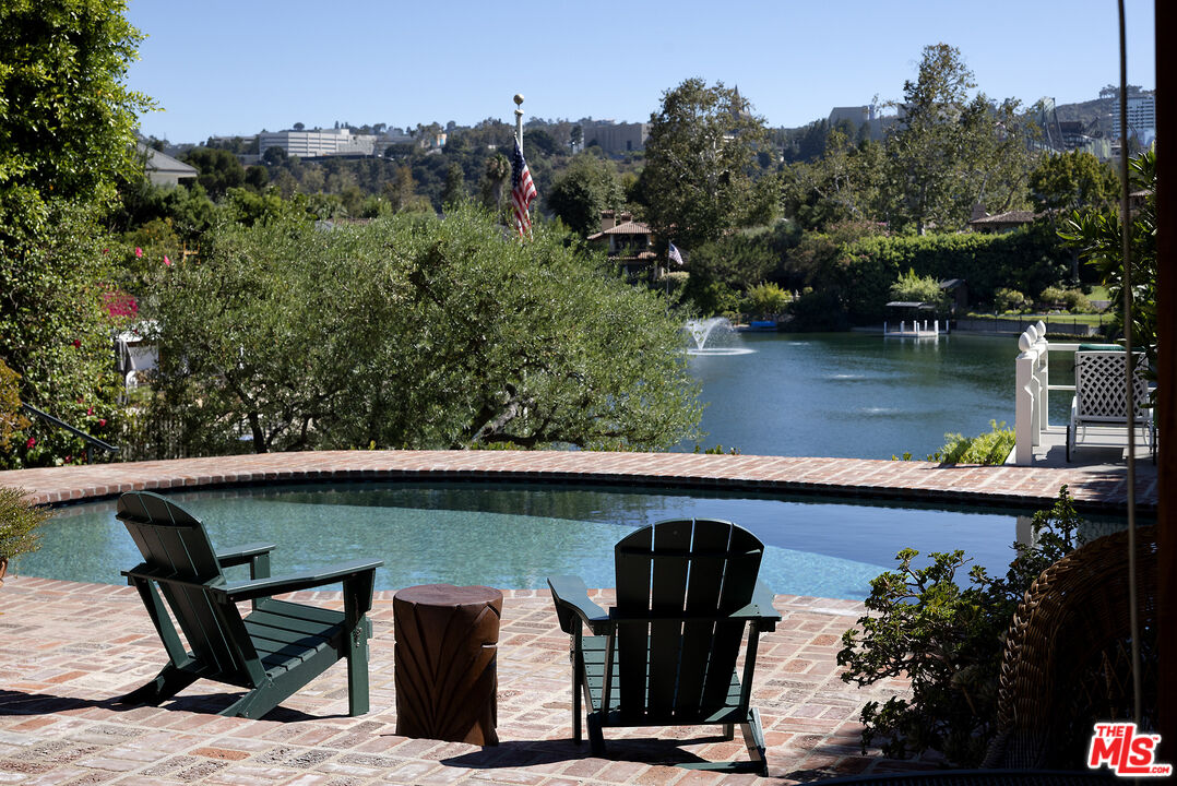 The Carl D & Carolyn DeVries Residence II